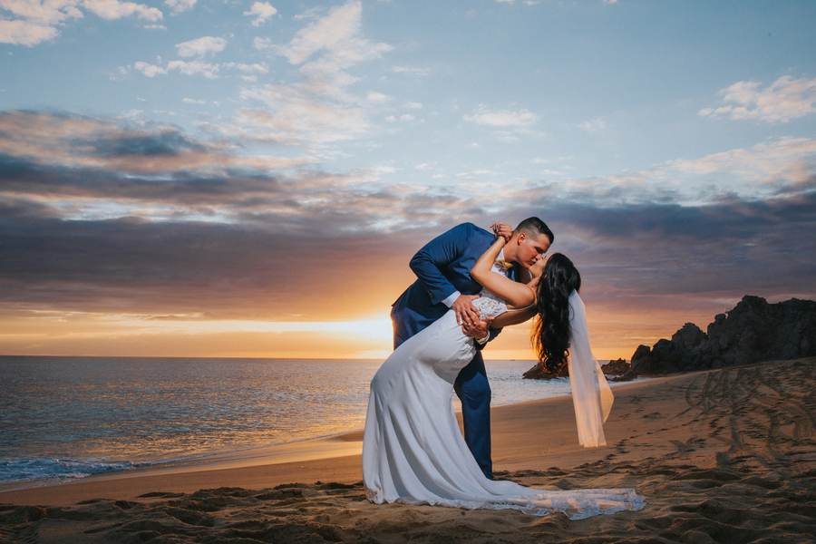 Dip kiss dramatic sunset beach Cabo San Lucas — Ana Badillo Photography